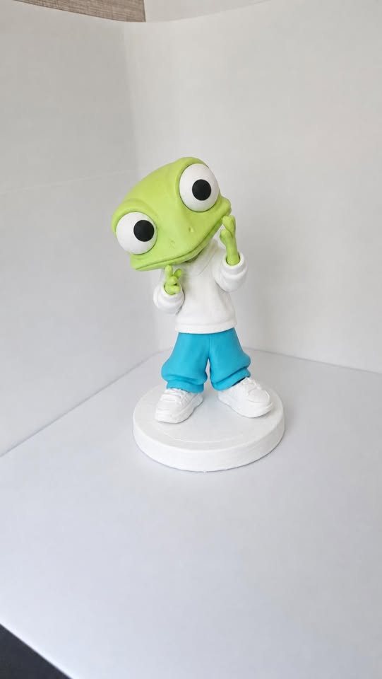 Figurină a mascotei Cameleonul Plato, piesă unicat