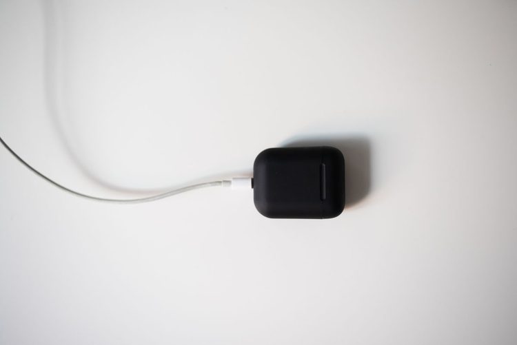 Husă neagră flexibilă pentru cutia de căști wireless