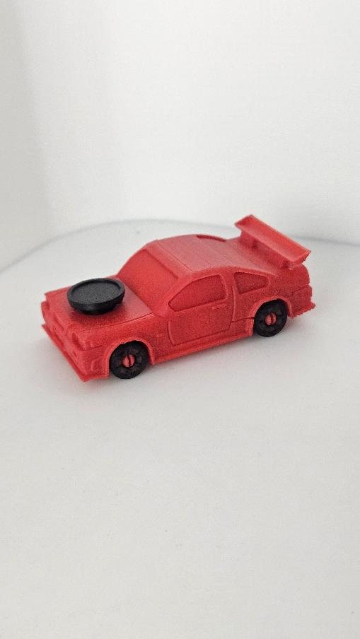 Mașinuță roșie printată 3D, caroserie sport cu aripă spate, cu disc rotativ pe capotă