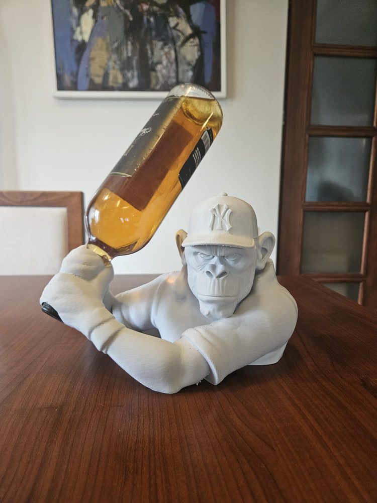 Suport de vin printat 3D, în formă de gorilă cu șapcă