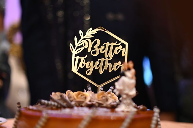 Topper de tort auriu, cu text personalizat, pe un tort de nuntă