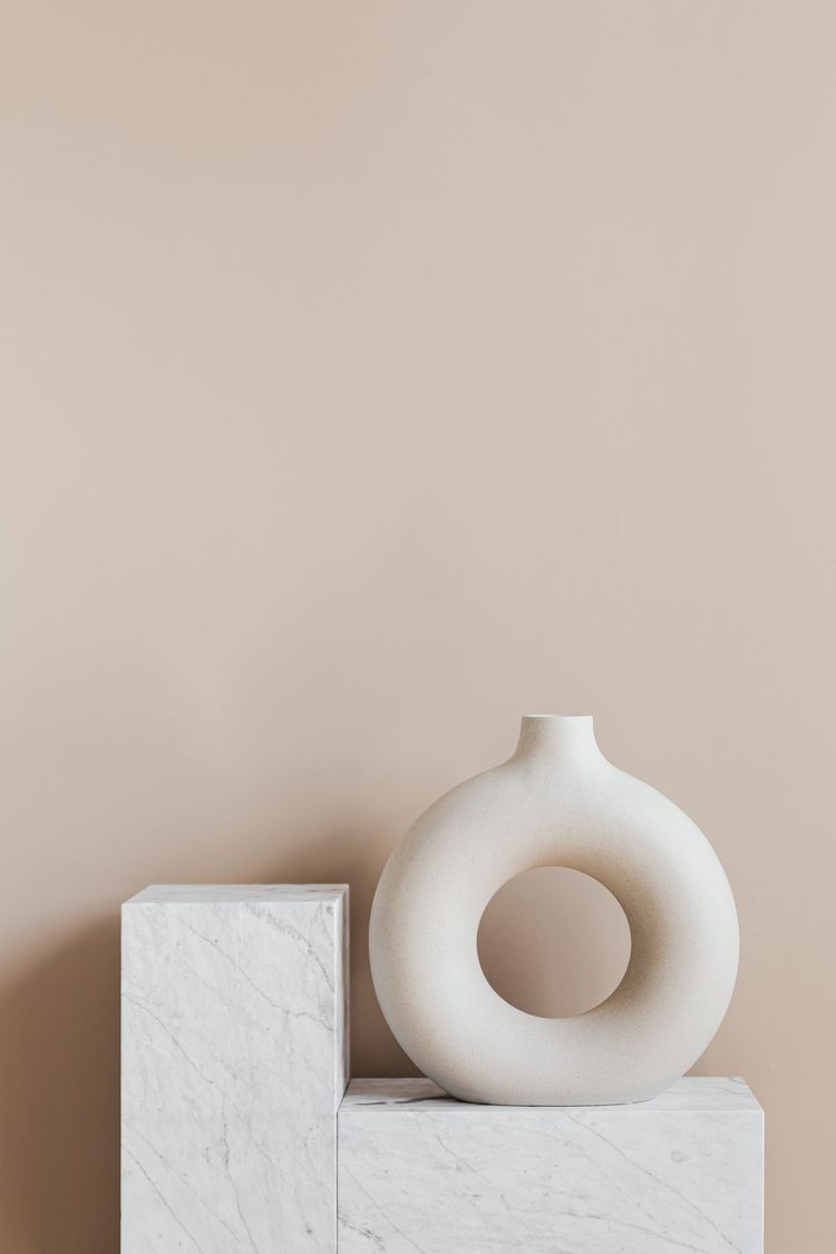 Vază decorativă albă, formă geometrică rotundă cu decupaj central
